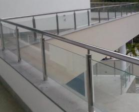 INSTALAÇÃO DE CORRIMÃO DE VIDRO